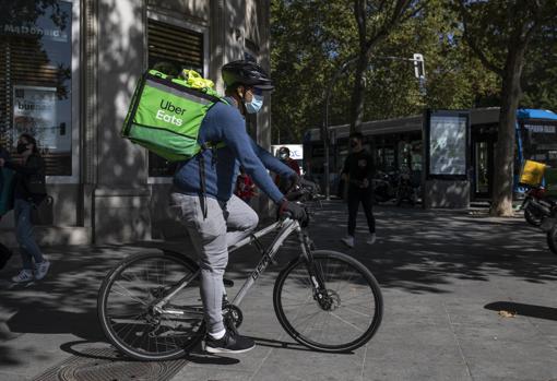 Juan Carlos se dispone a salir hacia una vivienda con un pedido de comida