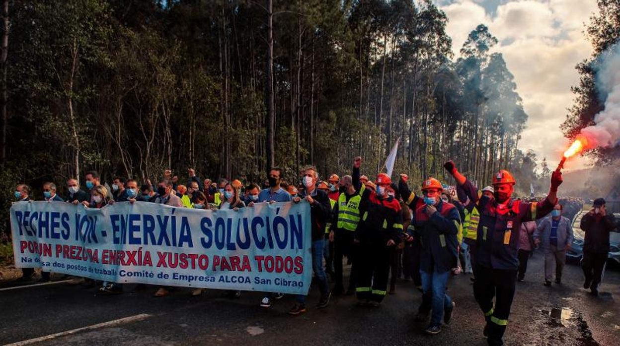 Manifestación de los trabajadores de Alcoa en Xove, este domingo