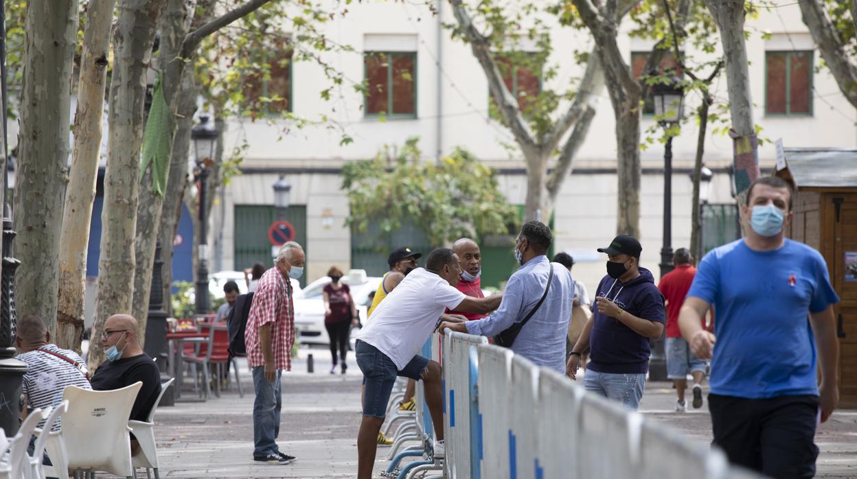 Ciudadanos en Puente de Vallecas, en una de las zonas con restricciones de movilidad