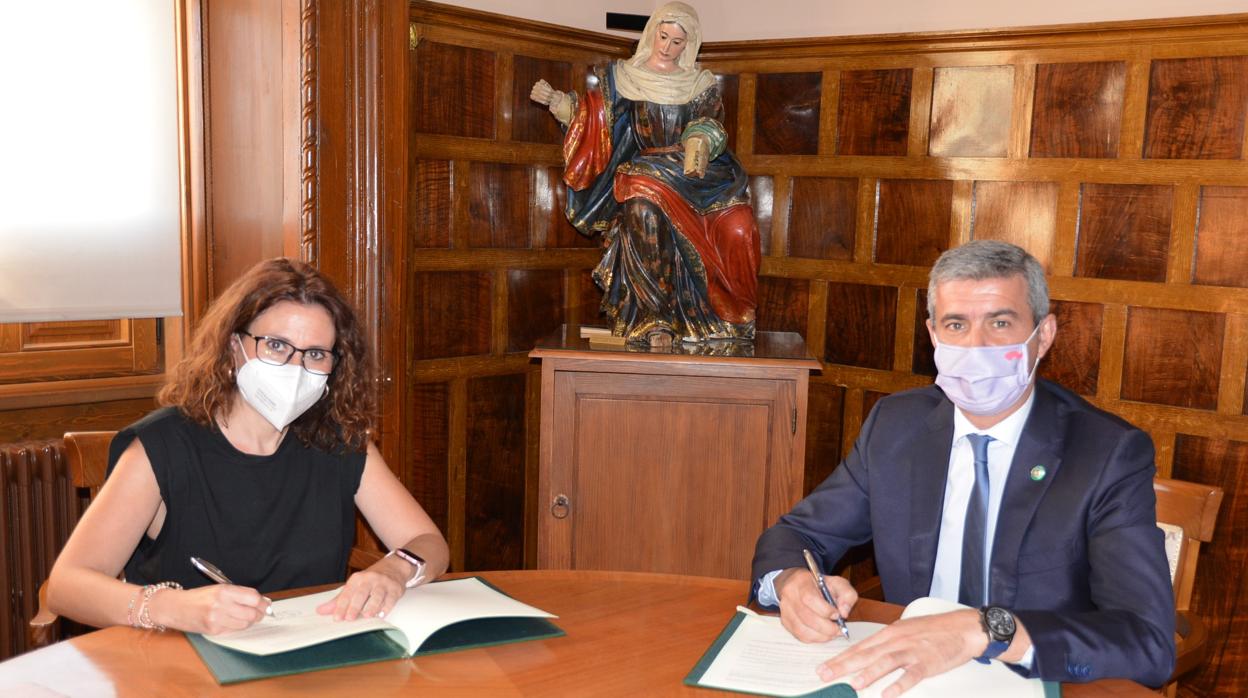 Irene Garrido y Álvaro Gutiérrez durante la firma del convenio