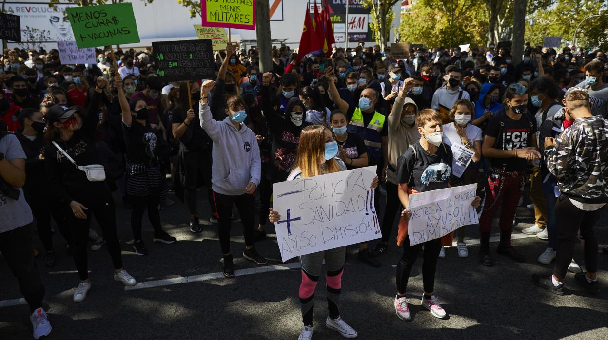 Protesta en Vallecas contras las medidas de la Comunidad de Madrid