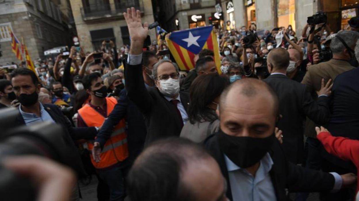 Quim Torra, expresidente de Cataluña, abandonando el Palau de la Generalitat este lunes