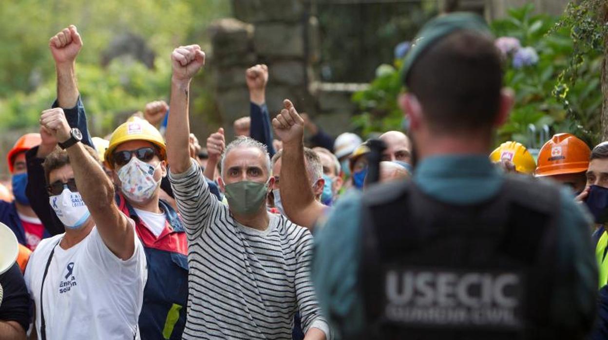 Los trabajadores de Alcoa protestan mientras el comité negocia con la multinacional en Nigrán