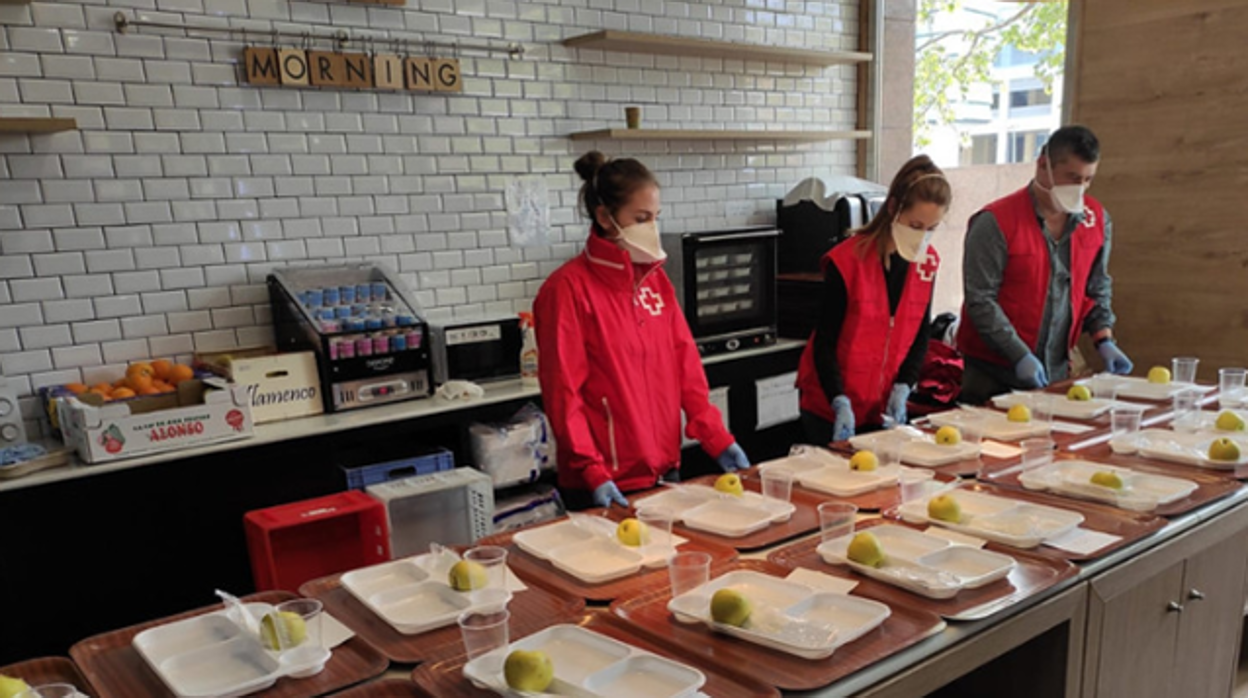 Personal de Cruz Roja preparando comidas para personas necesitadas por la crisis del coronavirus