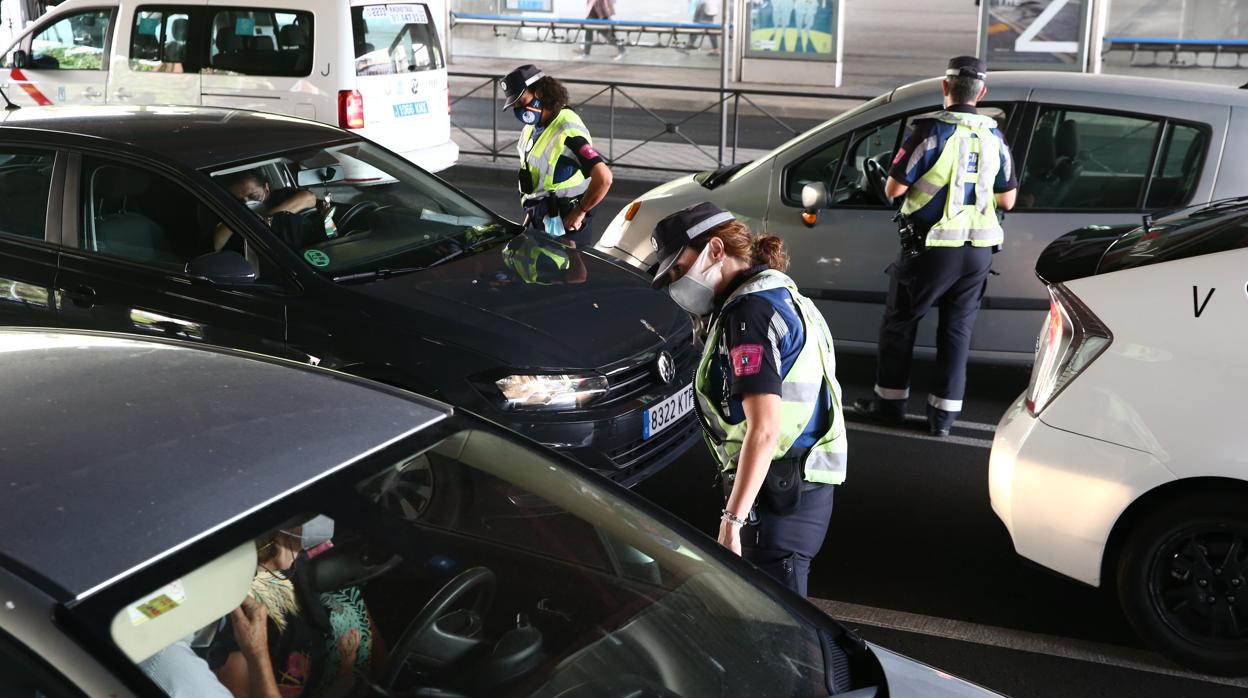 Controles de Policía Municipal a la entrada de la zona de Puente de Vallecas, con limitaciones de movilidad