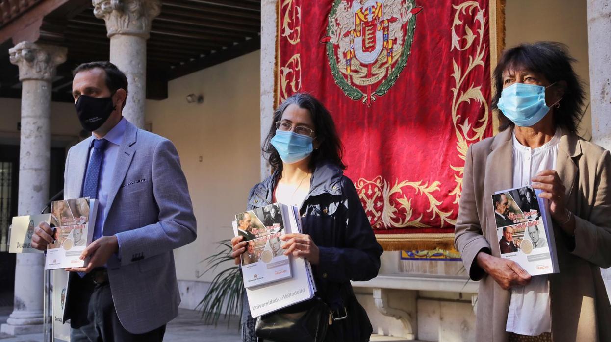 La autora Noemí Serrano, junto a la hija de Delibes y presidenta de la Fundación, Elisa Delibes, y el presidente de la Diputación de Valladolid, Conrado Íscar