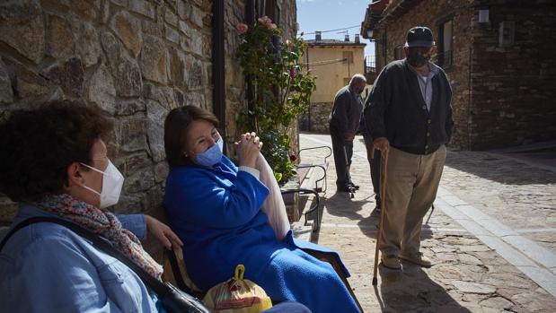 Dos mundos frente al coronavirus: «Tenemos que ser muy precavidos, si cae un vecino cae todo el pueblo»