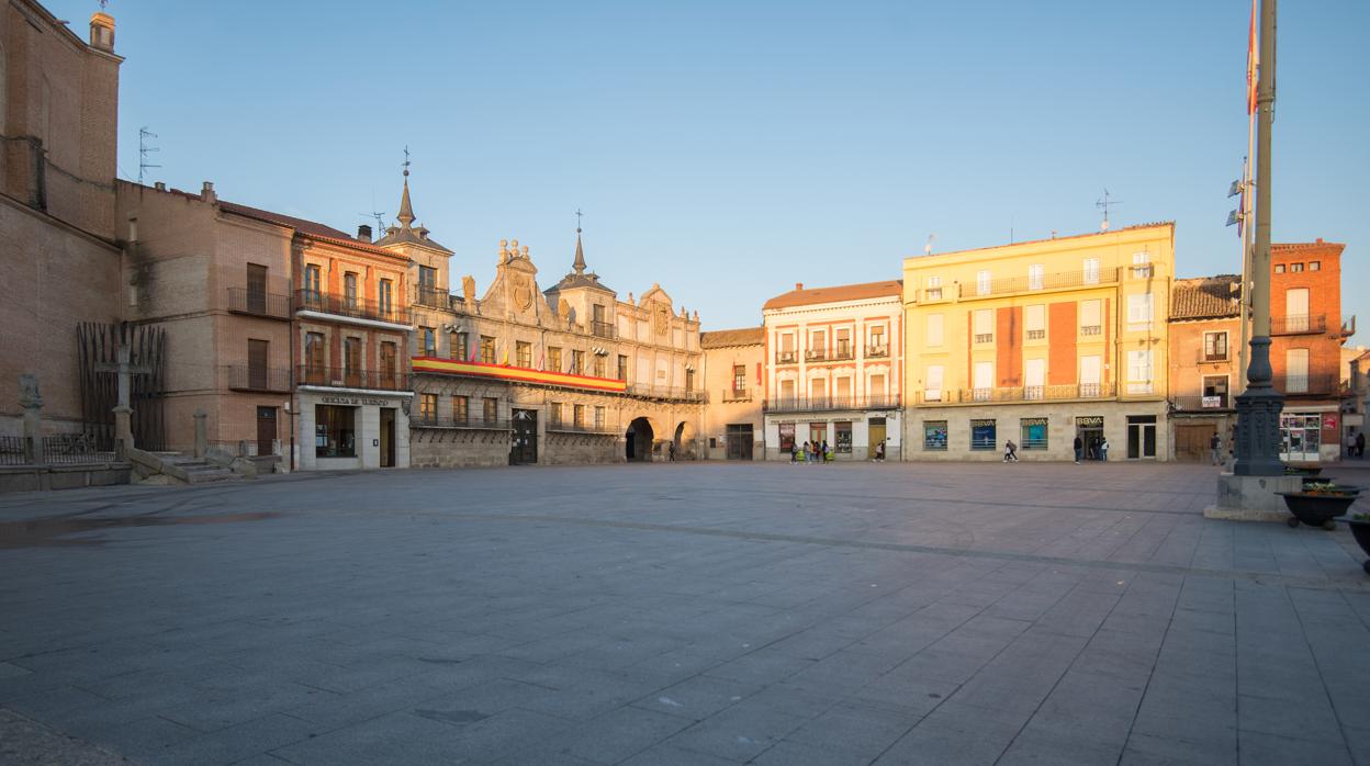 Aspecto de la Plaza Mayor del Medina del Campo (Valladolid), en su primer día de confinamiento