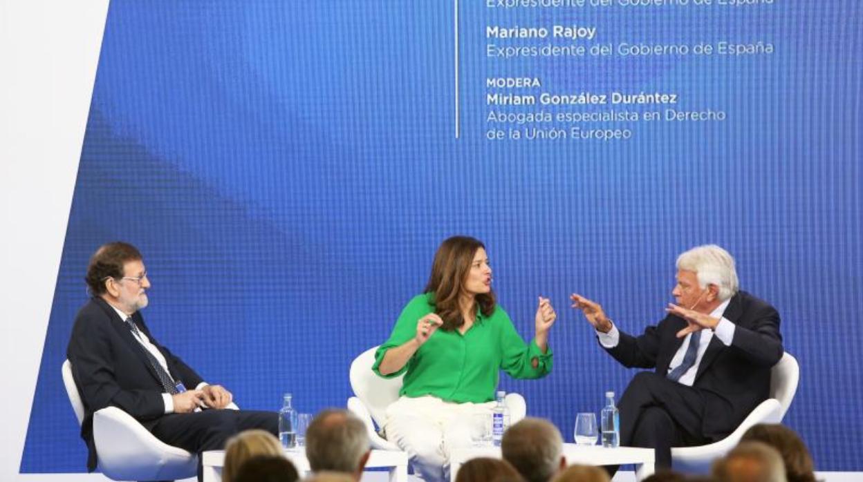 Mariano Rajoy, Miriam González y Felipe González, el año pasado durante uno de los debates del Foro La Toja