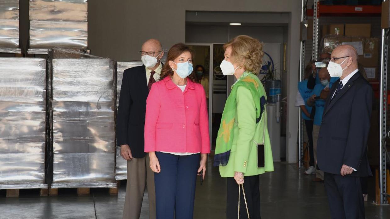 La reina Sofía durante su visita al Banco de Alimentos de Toledo