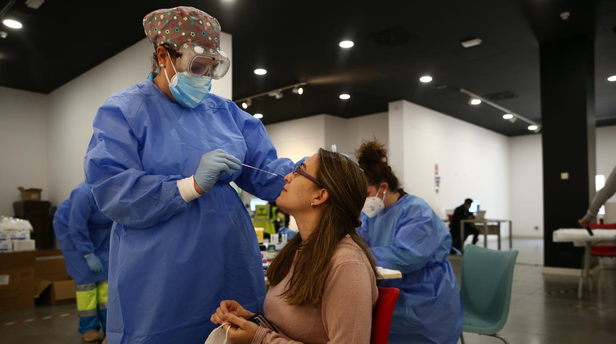 Sanitarios realizando test de antígenos en un centro cultural de Madrid