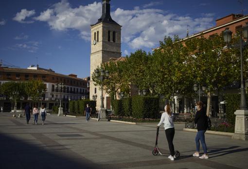 Varias personas pasean por el centro de Torrejón de Ardoz