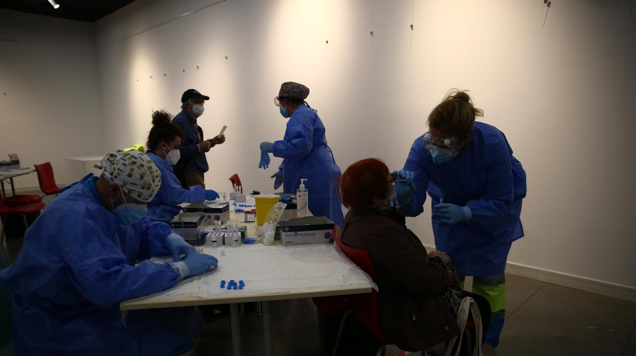 Centro cultural Lope de Vega, en Entrevías (Puente de Vallecas), donde ayer se realizaron test de antígenos