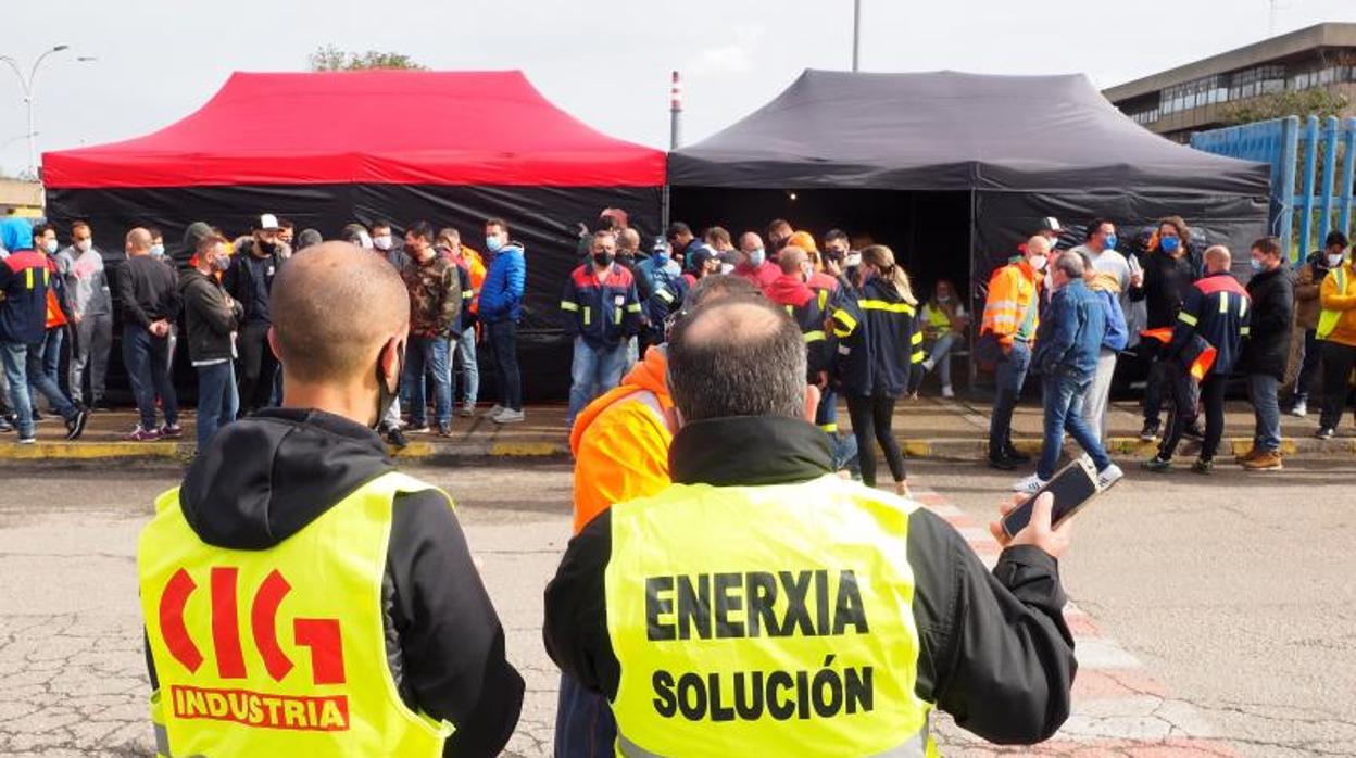 Los trabajadores de Alcoa impiden la salida del aluminio de la fábrica en señal de protesta