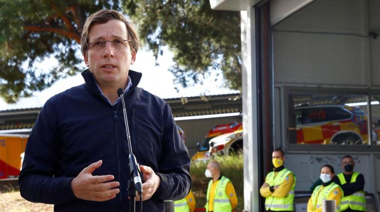 El alcalde de Madrid, José Luis Martínez-Almeida, en la base del Samur-Protección Civil de la Casa de Campo