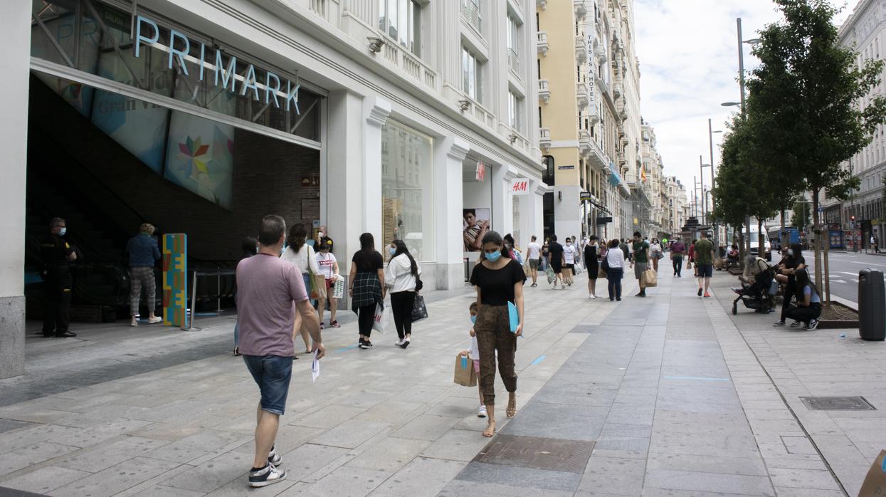 Decenas de personas pasean por la Gran Vía