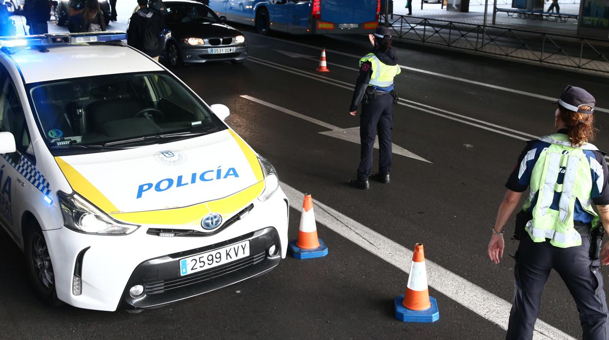 La Policía Municipal de Madrid controla la movilidad en Puente de Vallecas, una de las zonas restringidas