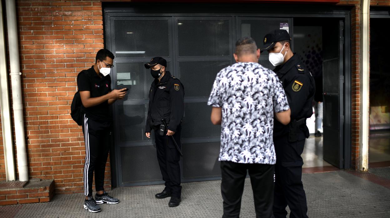 Agentes de la Policía Nacional realizan un control de movilidad en la estación de tren cercanías de Orcasitas