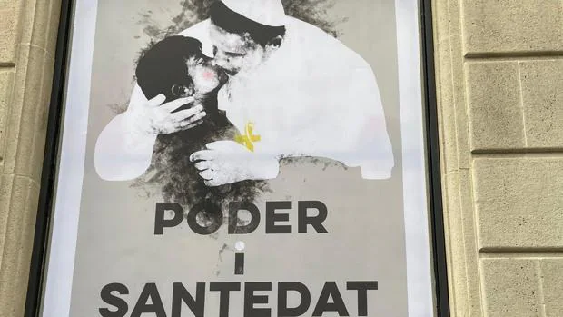 El cardenal Cañizares se suma a las críticas por la obra que se anuncia con una imagen del Papa besando a un niño
