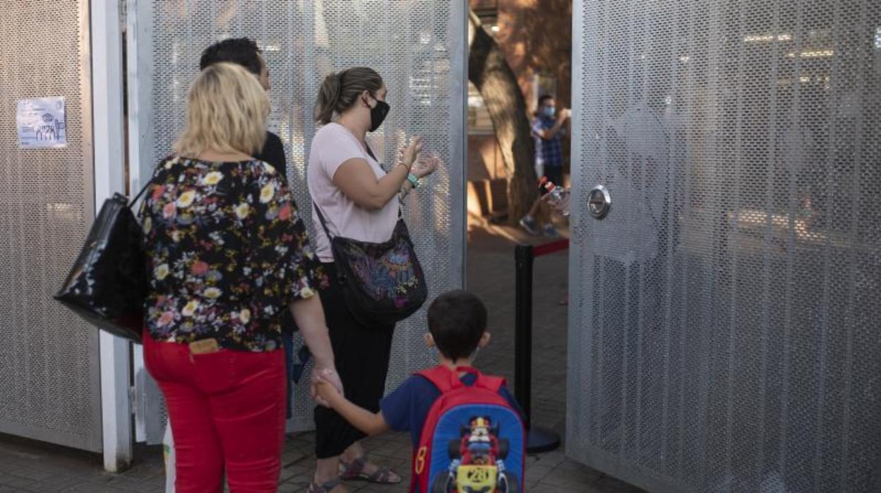 Un alumno, llegando a su centro escolar, en Barcelona