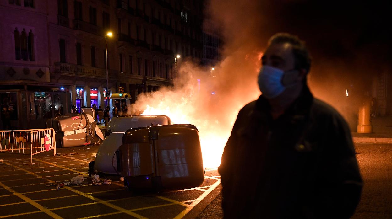 Contenedores ardiendo en las calles de Barcelona el pasado 1-O