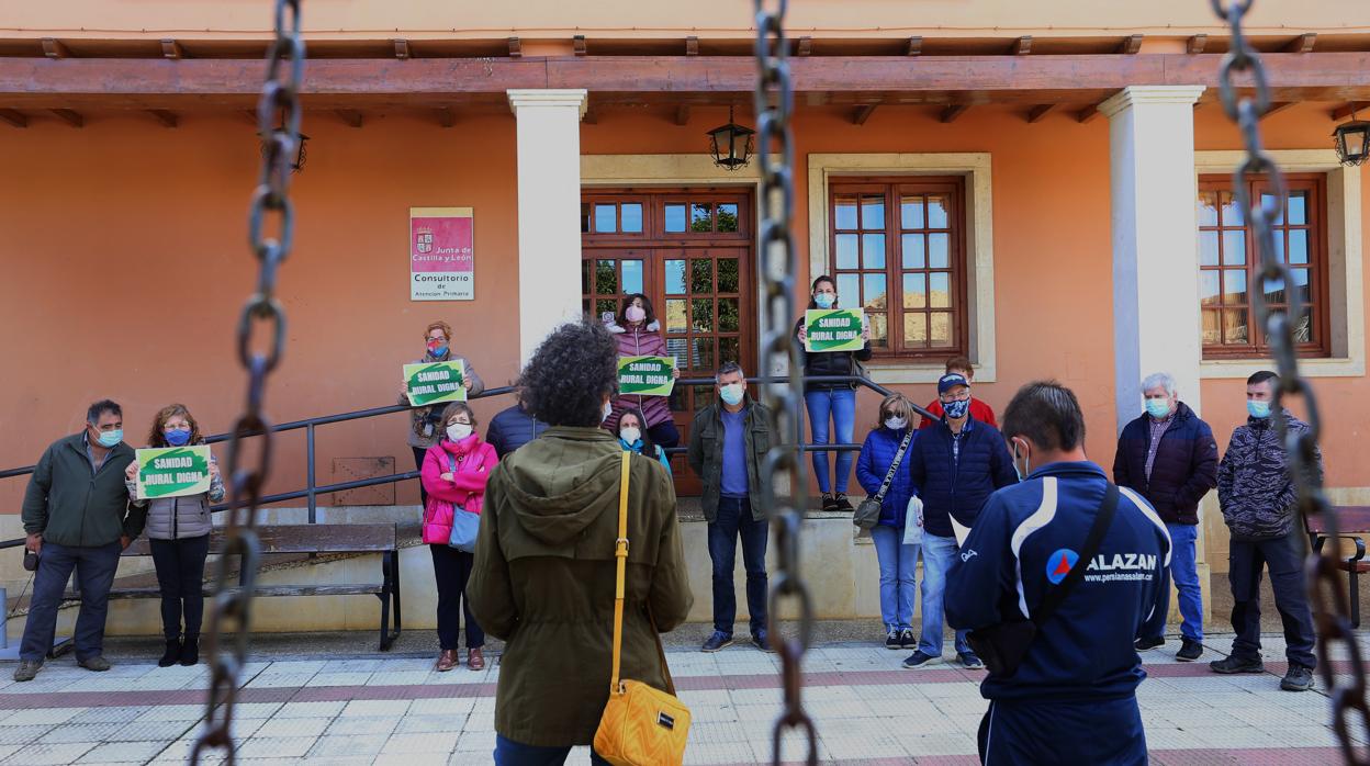 Protesta frente al consultorio de Monzón de Campos (Palencia) para reivindicar una sanidad rural pública y de calidad