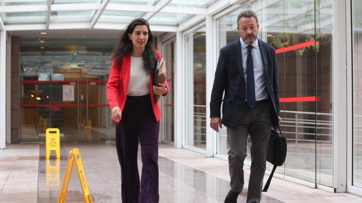 Rocío Monasterio, portavoz de Vox, junto al diputado de su formación Íñigo Henríquez de Luna