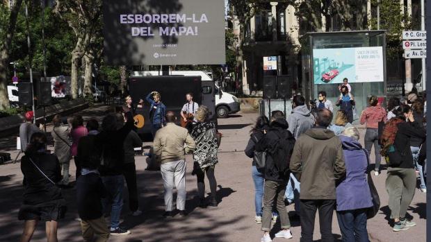 Òmnium lanza una campaña para «borrar el rastro de la monarquía» en Cataluña