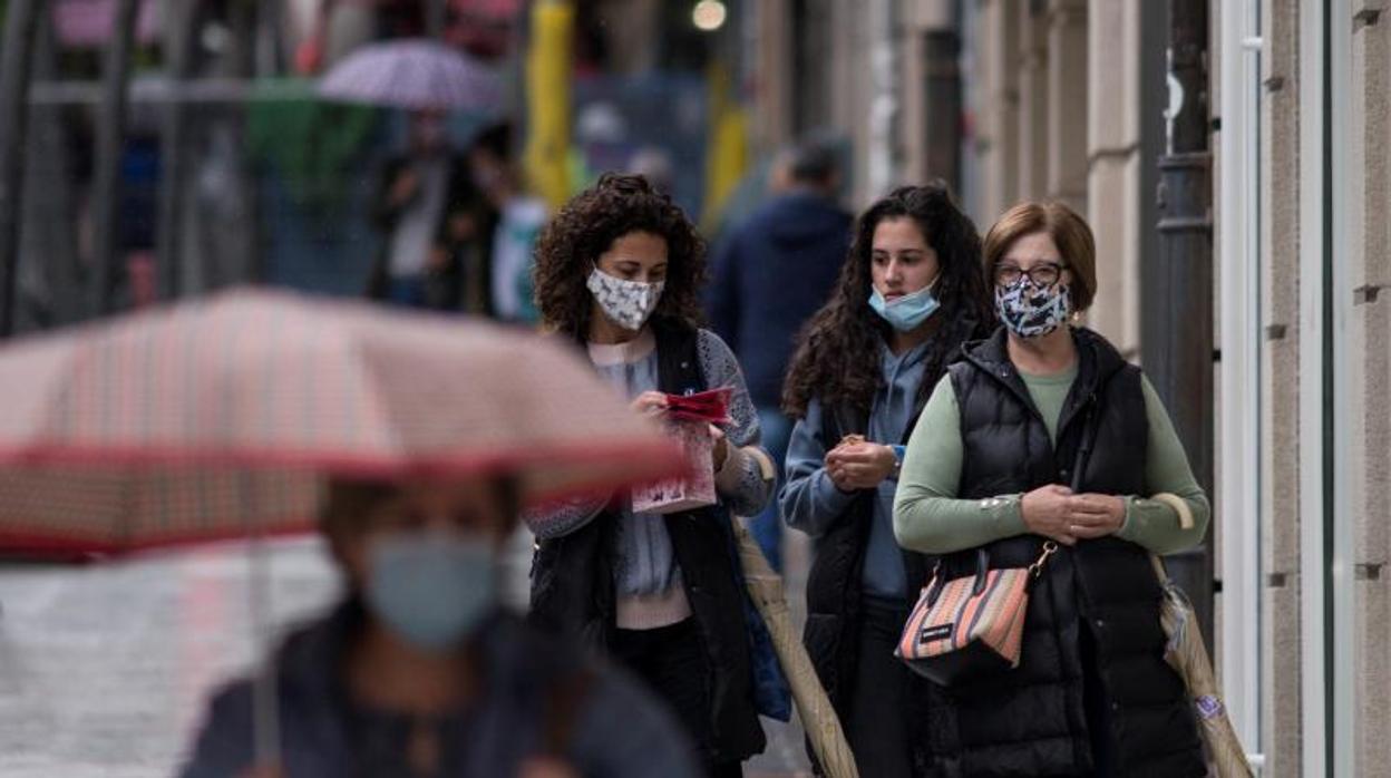 Personas paseando por la calle en Orense, el área de Galicia con más casos de coronavirus