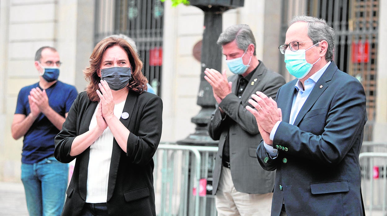 Colau y Torra, durante una concentración en la plaza Sant Jaume este verano