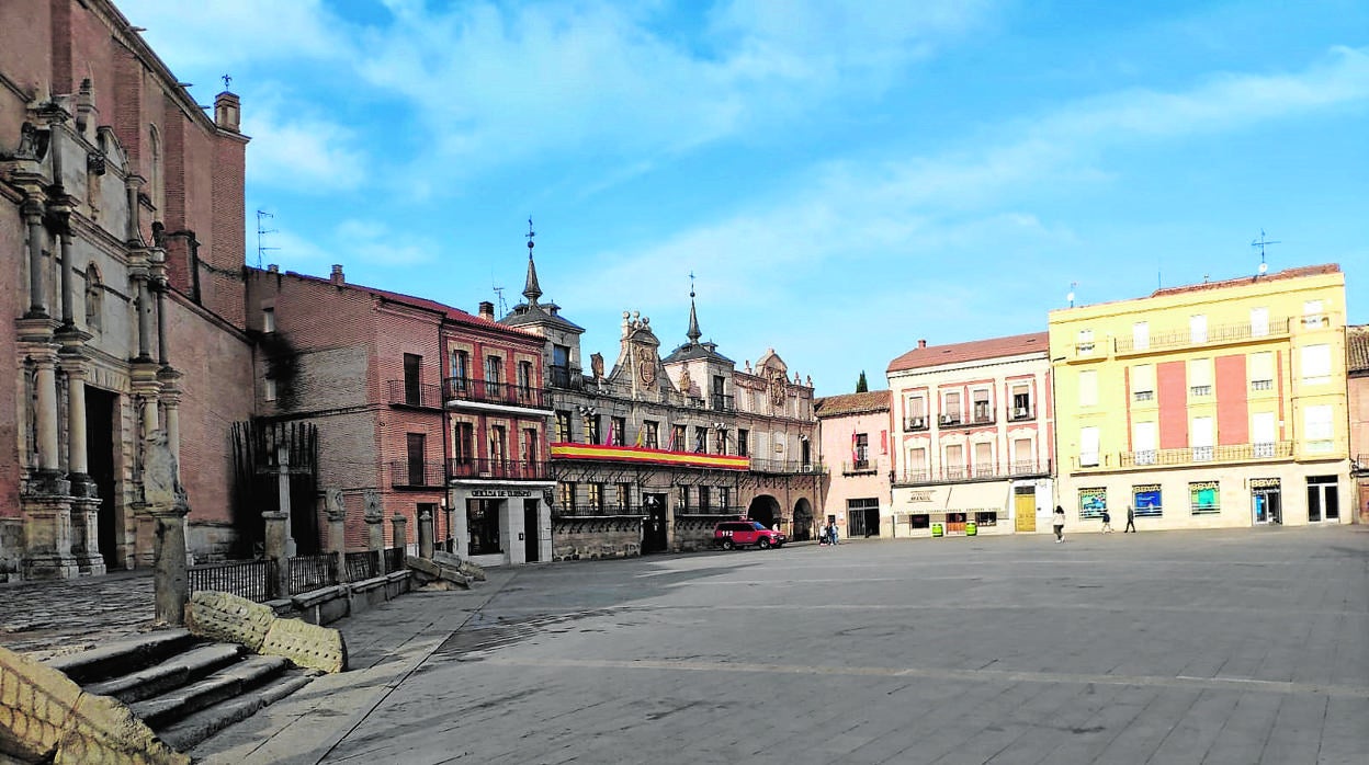 Plaza Mayor de Medina del Campo (Valladolid), casi vacía debido a las restricciones que actuamente imperan