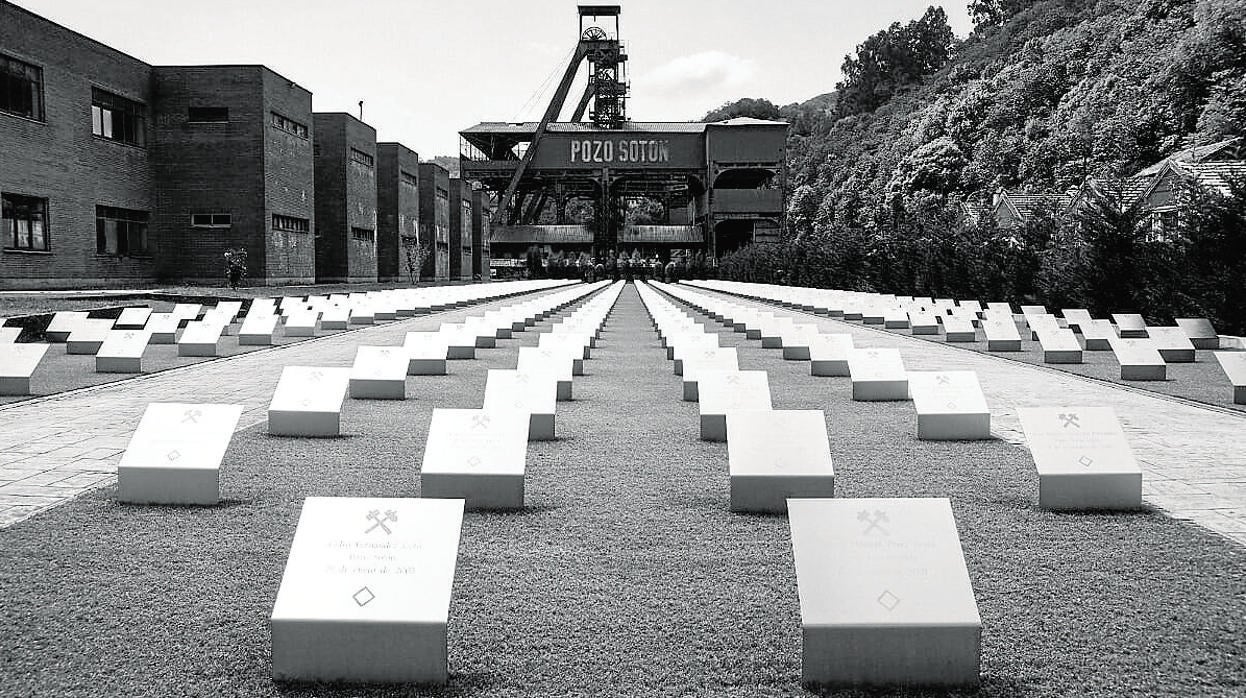 Homenaje a mineros fallecidos junto al Pozo de Sotón