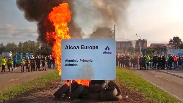 La plantilla de Alcoa San Cibrao, en huelga indefinida desde este domingo