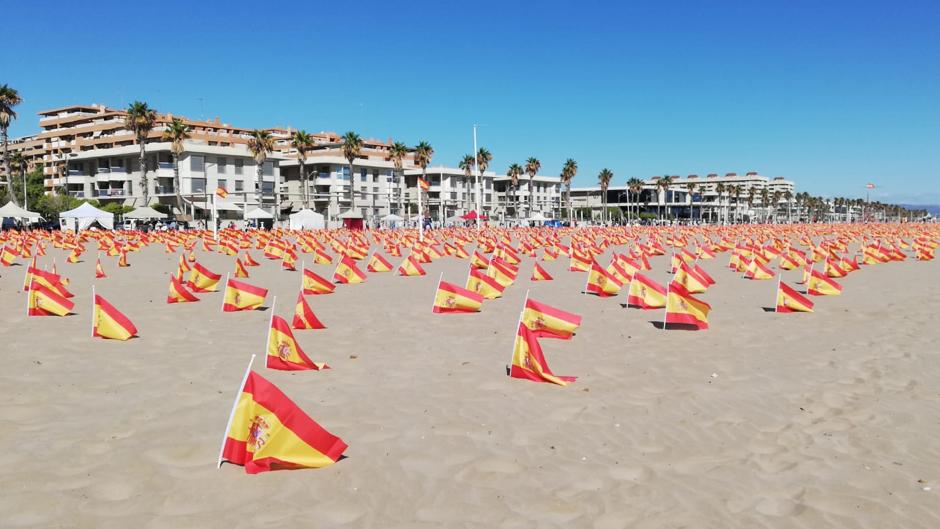 Minuto de silencio y 53.000 banderas en memoria de los muertos por el coronavirus en Valencia