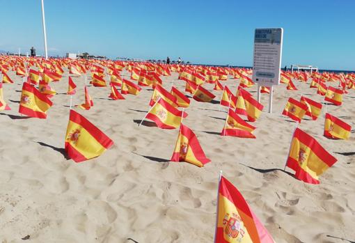 Banderas en la playa de la Patacona en Alboraya, este domingo