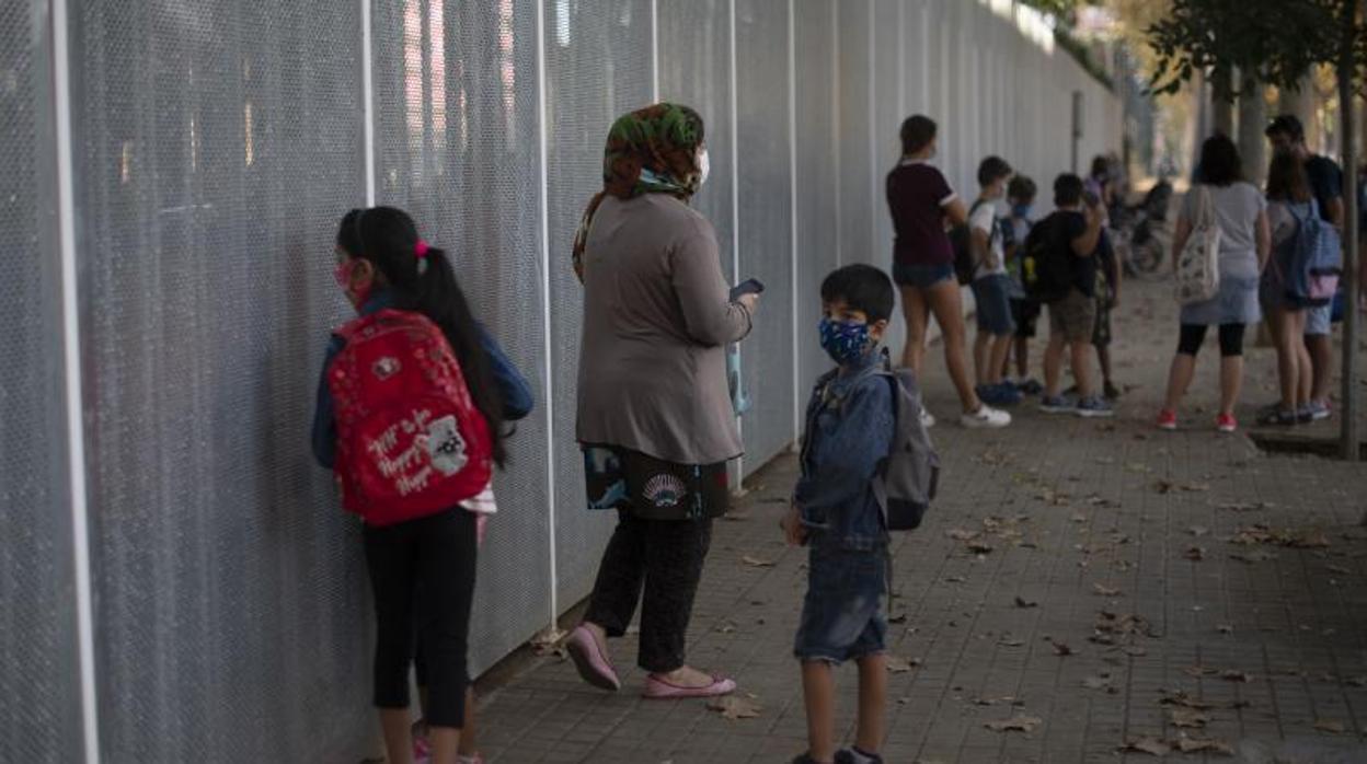 Niños accediendo a una escuela en Barcelona el primer día de curso