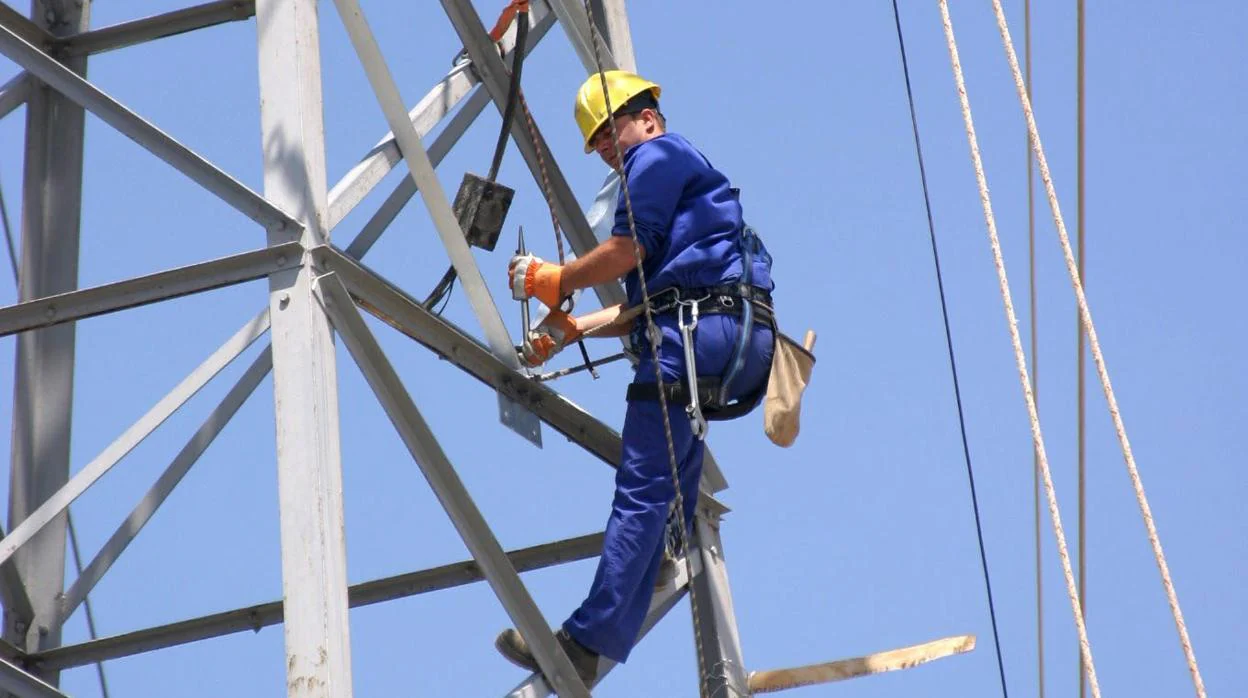 Operarios realizando trabajos de mantenimiento en un tendido eléctrico de alta tensión