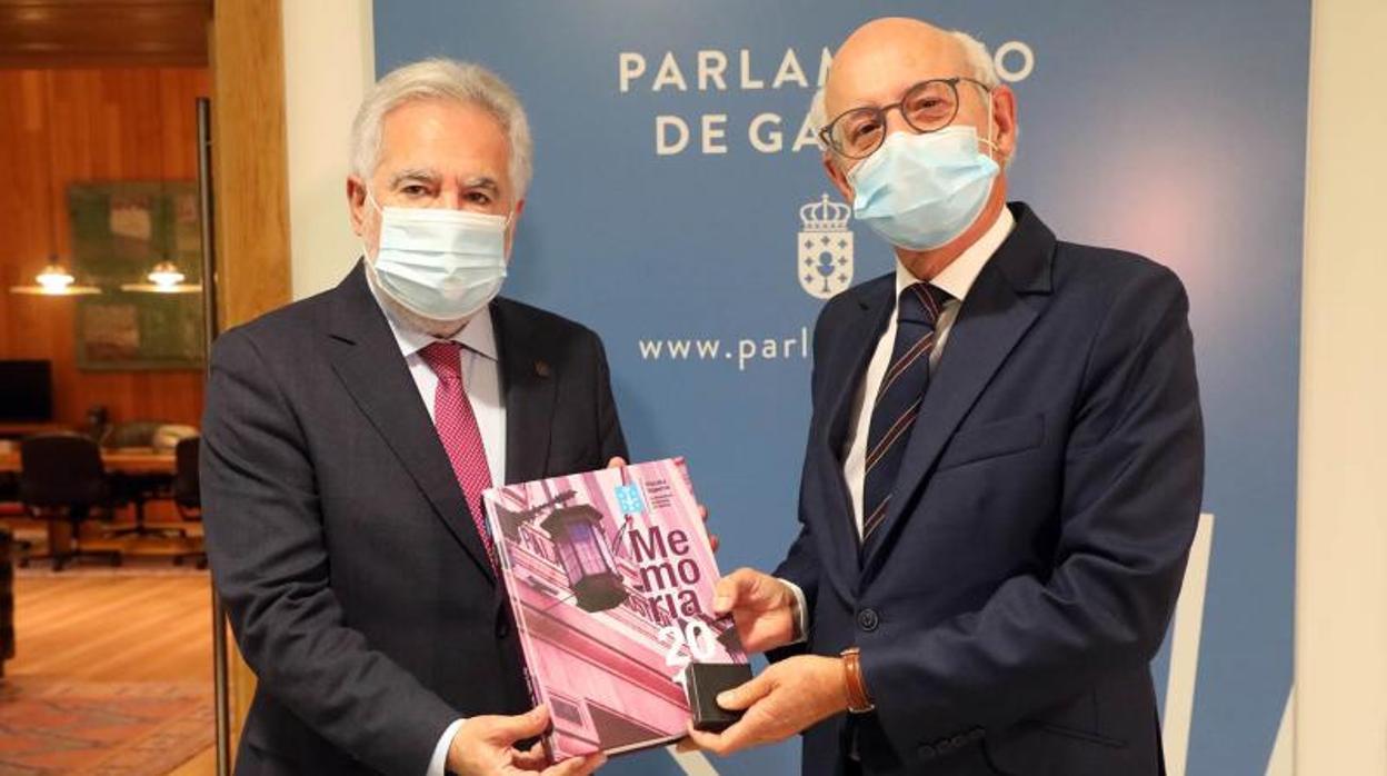 El fiscal superior de Galicia, Fernando Suanzes, entrega al presidente del Parlamento gallego, Miguel Ángel Santalices, la 'Memoria Anual' de 2019