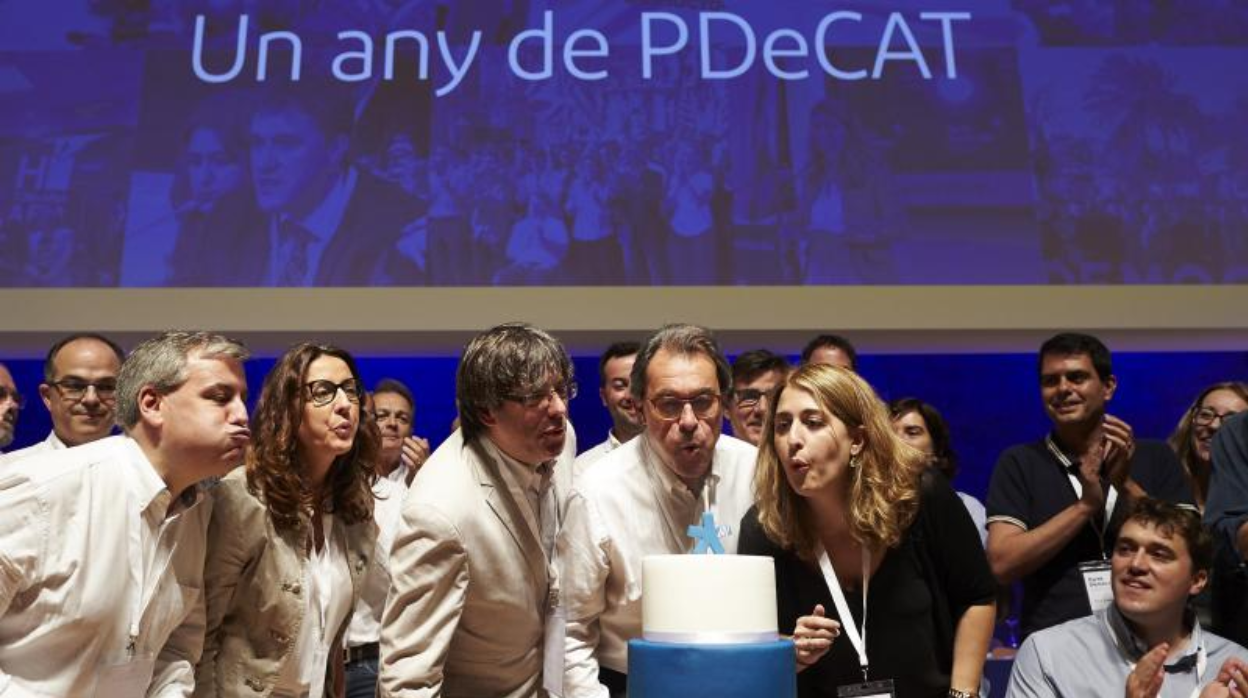 Carles Puigdemont, Artur Mas, Marta Pascal y David Bonvehí, entre otros, celebran el primer año del PDECat en julio de 2017