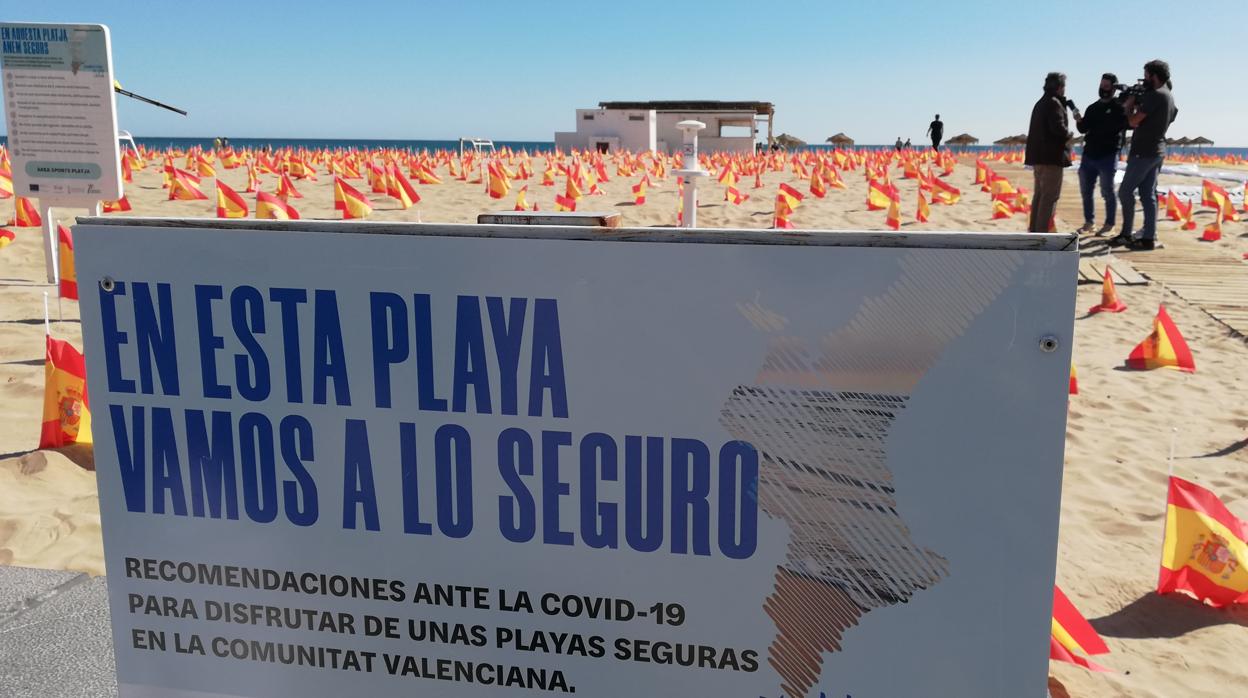 Imagen del acto celebrado este domingo en la playa de la Patacona de Valencia