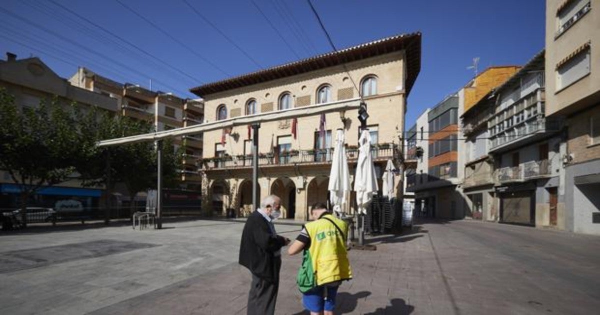 Una imagen reciente de la plaza consistorial de Peralta. EP