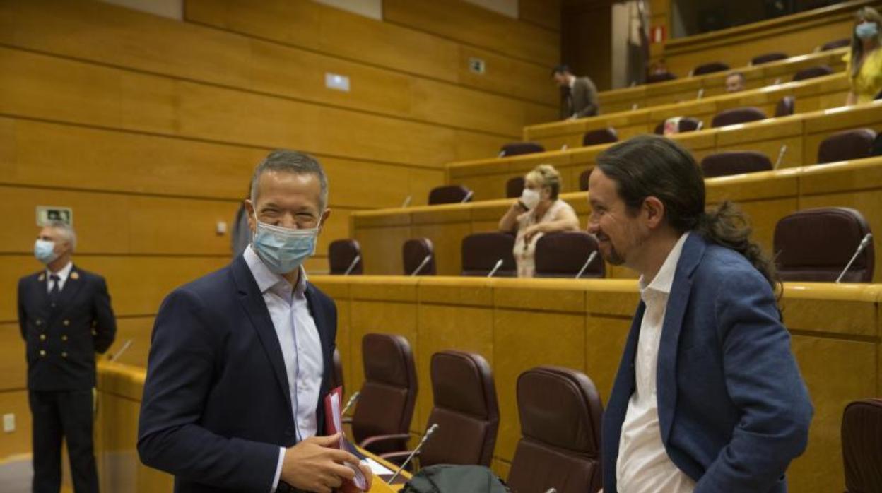 El portavoz socialista en el Senado, Ander Gil, a la izquierda, junto a Pablo Iglesias