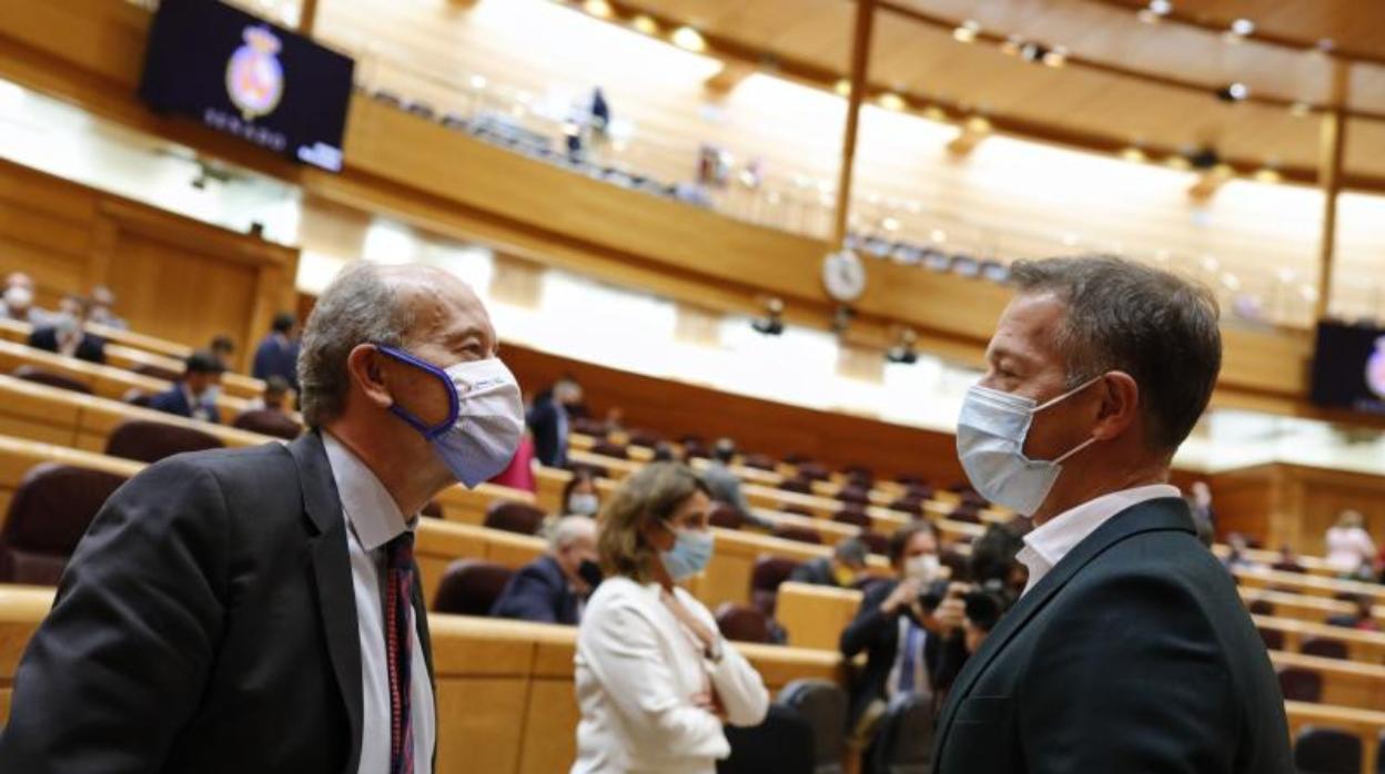 El ministro de Justicia, Juan Carlos Campo, con el portavoz del PSOE en el Senado, Ander Gil, esta tarde en la sesión de control