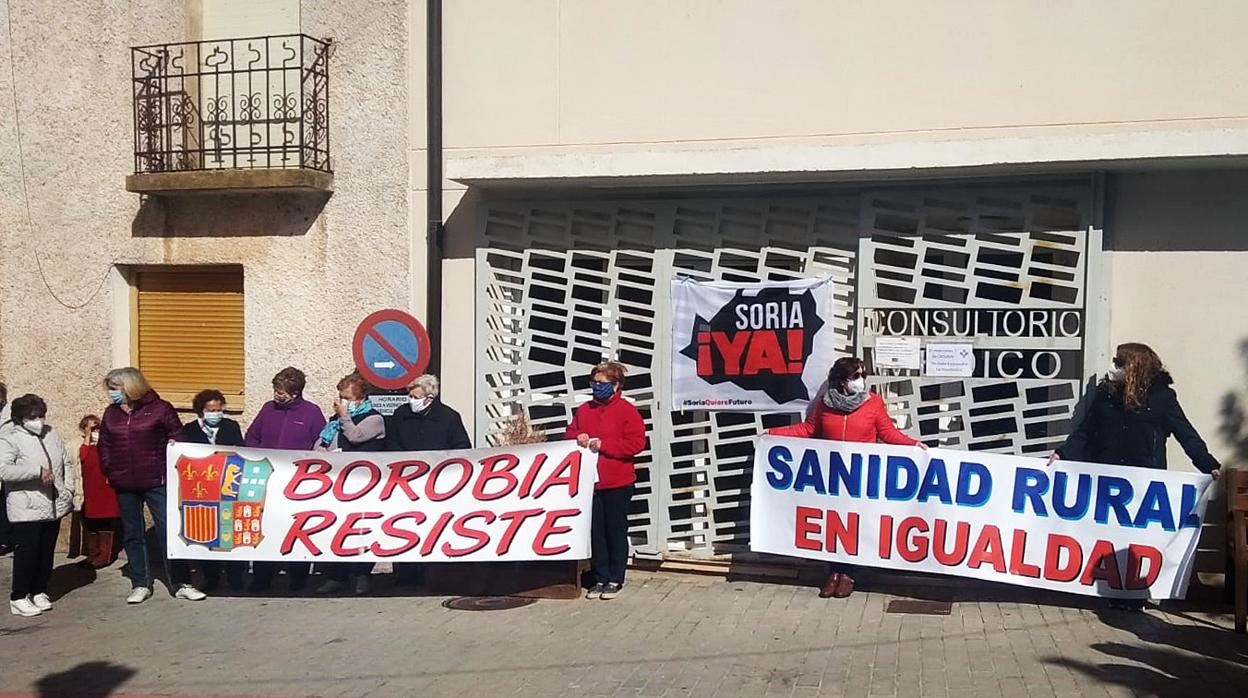 Protesta frente a un consultorio rural en Soria, el pasado fin de semana