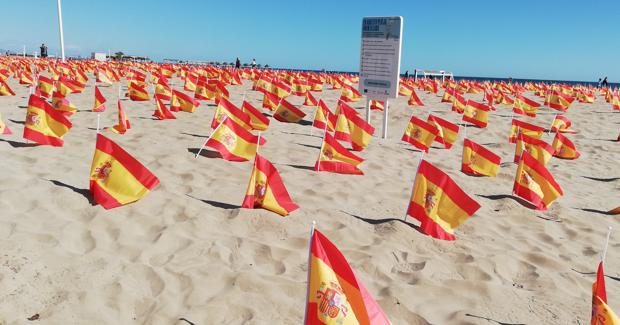 Una multa de hasta 30.000 euros por colocar banderas en la playa en homenaje a las víctimas del coronavirus