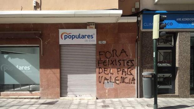 «Fuera fascistas»: atacan varias sedes del PP en Alicante y Castellón