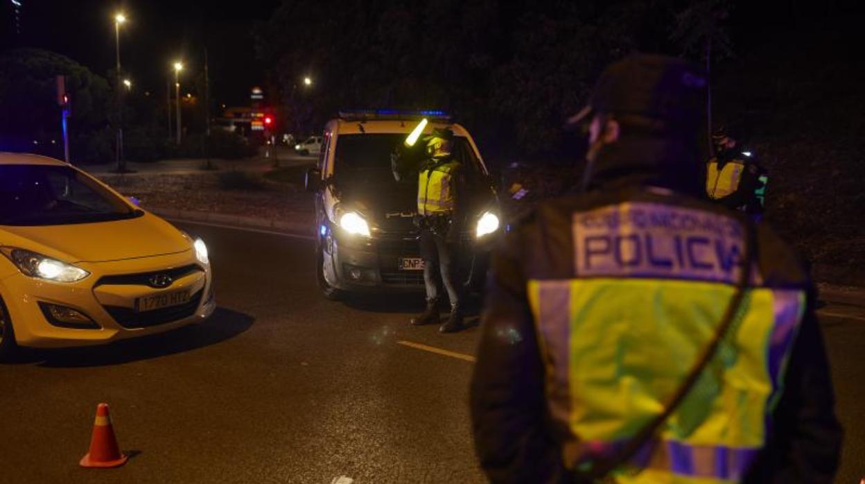 Agentes de la Policía Nacional durante un control