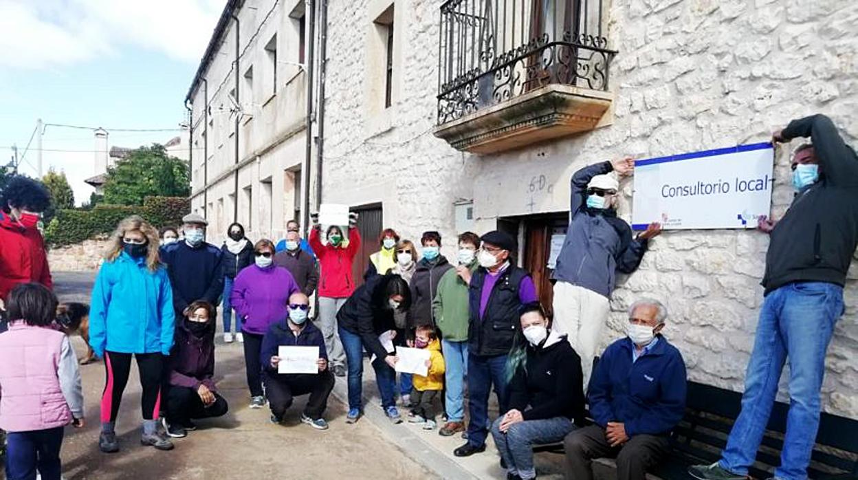 Concentración el pasado domingo frente al consultorio del municipio segoviano de Languilla