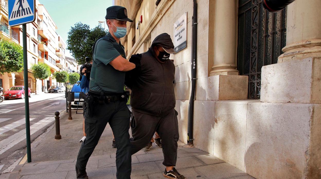 Imagen de uno de los detenidos entrando a los juzgados de Ontinyent (Valencia)