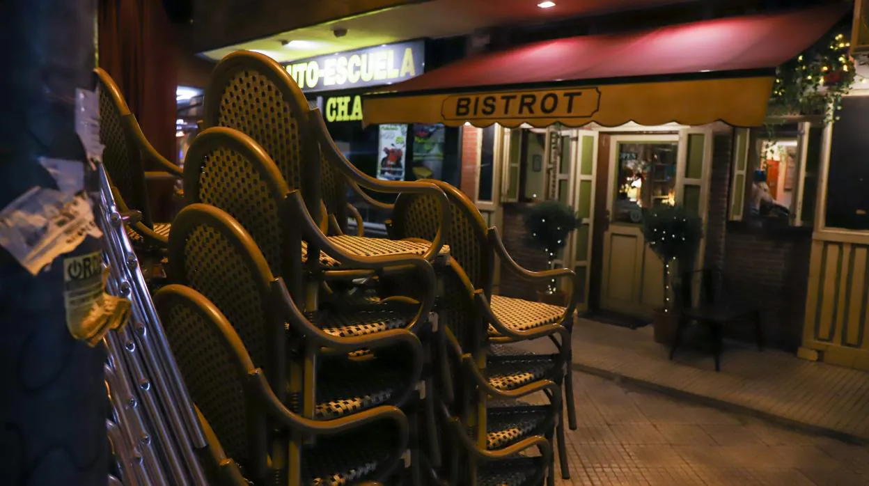 Exterior de un restaurante de Madrid con las sillas y mesas de la terraza recogidas